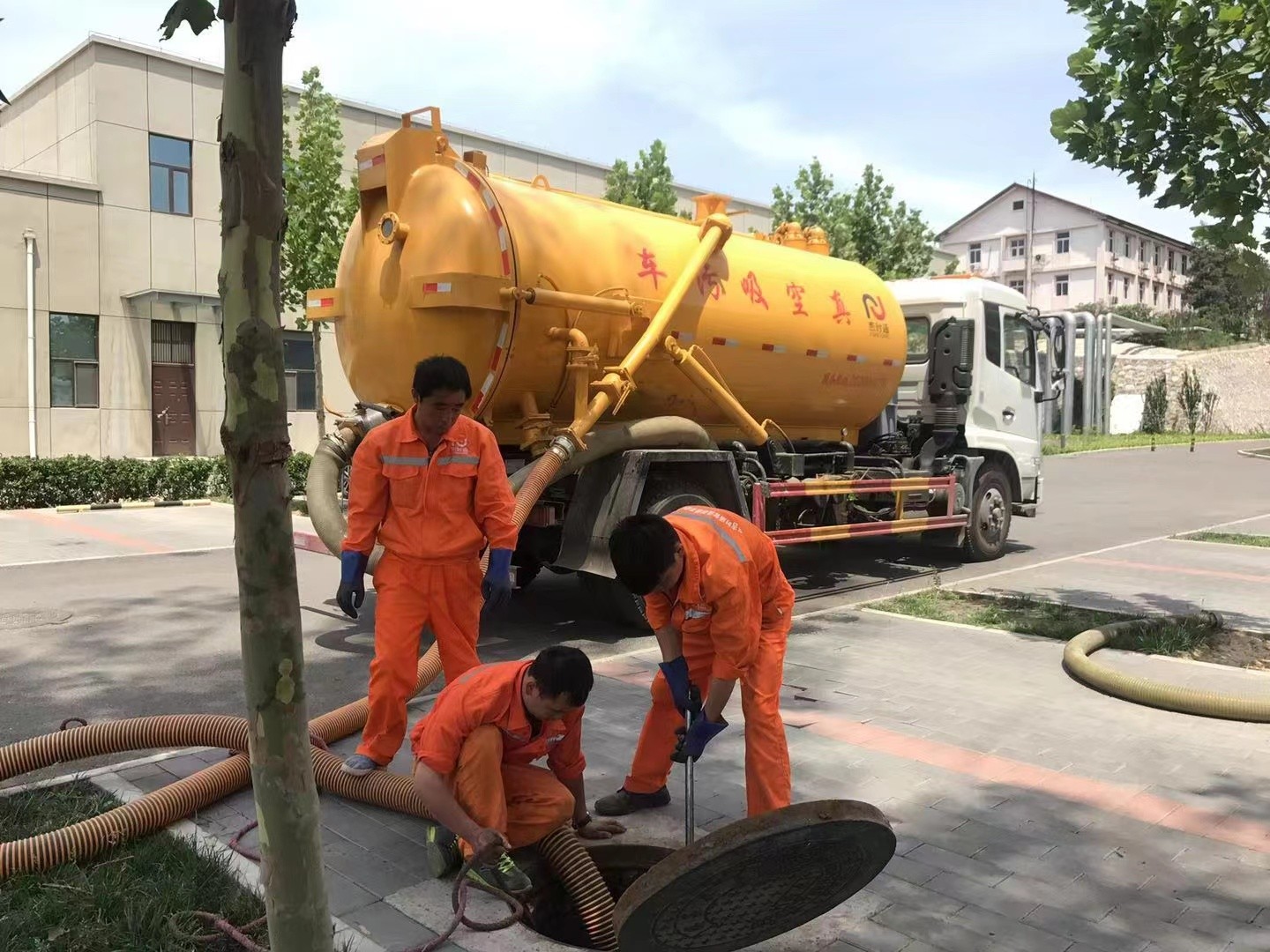 新祺周化粪池清理与5-8吨吸粪车施工效率分析